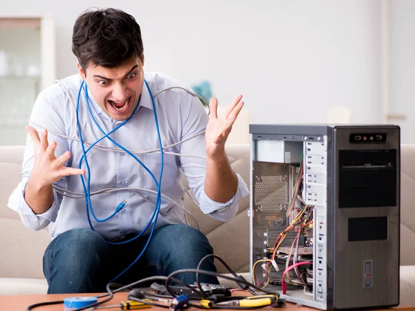 Hombre frustrado con la computadora PC rota — Foto de Stock