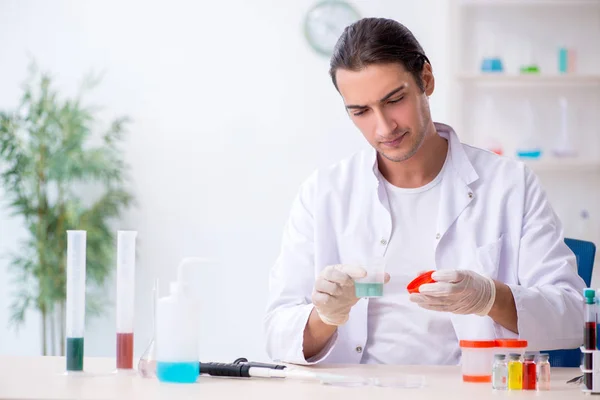 Jonge mannelijke chemicus werkzaam in het lab — Stockfoto