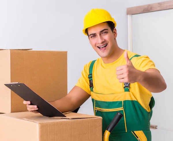 Lavoratore di trasporto consegna scatole a casa — Foto Stock