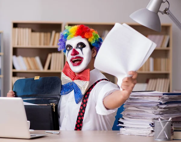 Homme d'affaires clown travaillant dans le bureau — Photo