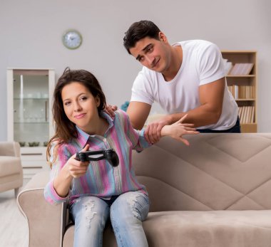 Bilgisayar oyunları bağımlılığından muzdarip genç aile