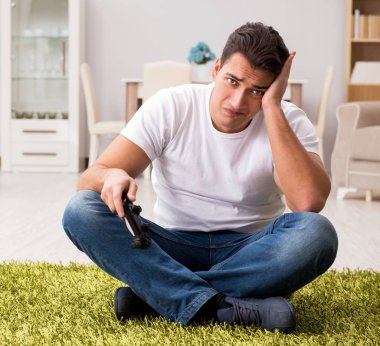 Bilgisayar oyunlarına bağımlı bir adam