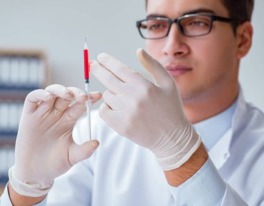 Şırıngalı genç doktor.