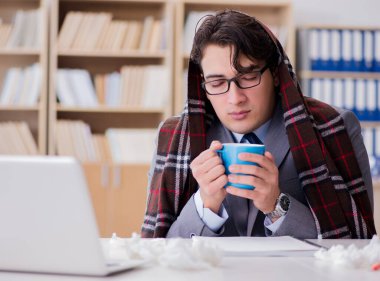 Hasta işadamı, ofiste hastalık yüzünden acı çekiyor.