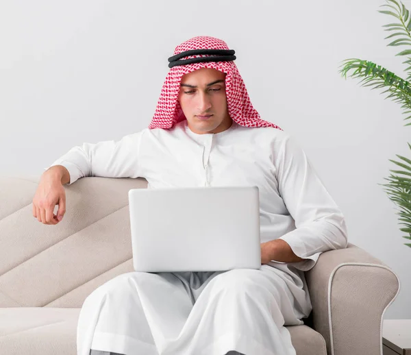 Joven empresario árabe en concepto de negocio — Foto de Stock
