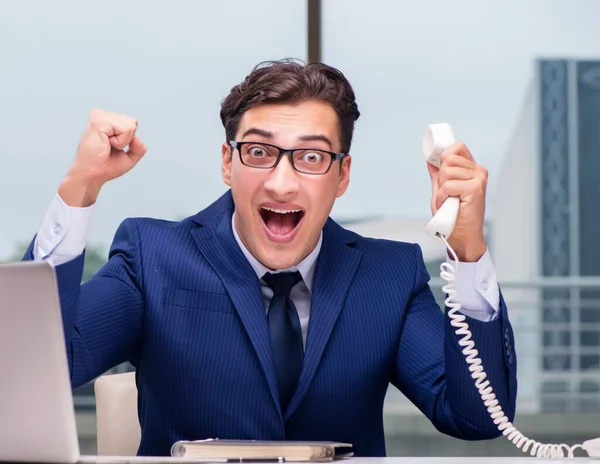 Angry call center empregado gritando com o cliente — Fotografia de Stock