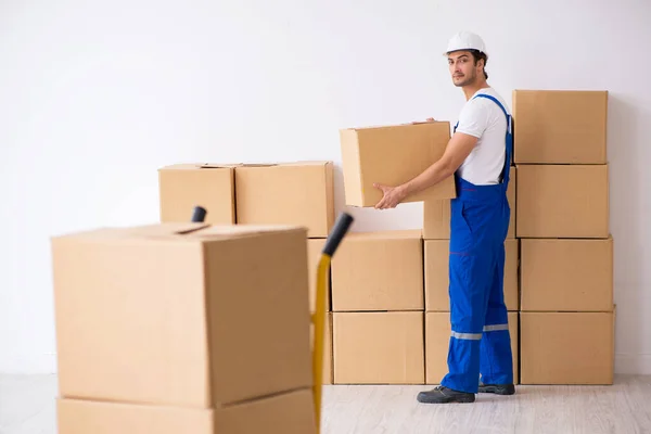 Young male professional mover doing home relocation — Stock Photo, Image