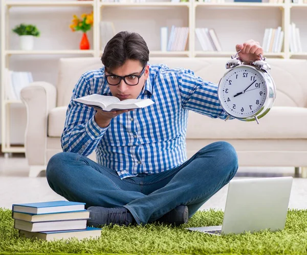 Mladý pohledný muž sedí doma na podlaze — Stock fotografie