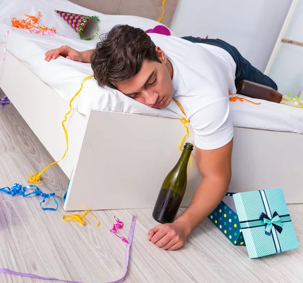 Homme après Noël lourd faire la fête à la maison — Photo