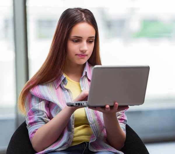 Jong meisje surfen internet op laptop — Stockfoto