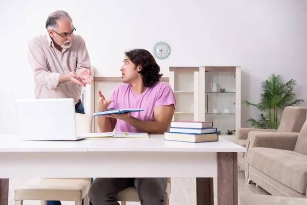 Vieux père aider son fils dans la préparation de l'examen — Photo