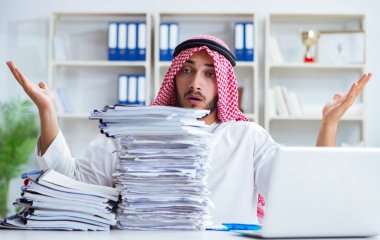 Ofiste çalışan Arap işadamı bir Pi ile evrak işi yapıyor.