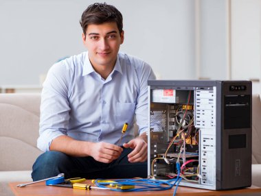 BT teknisyeni bozuk bilgisayar bilgisayarını tamir ediyor