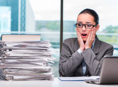 Ofiste çalışan genç bir iş kadını.