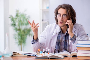 Üniversitede ders sırasında kimya hocası.