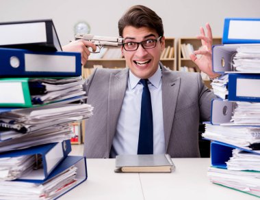 İşadamı aşırı iş nedeniyle stres altında