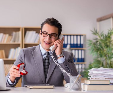 Adam yapma teklifi yere telefon