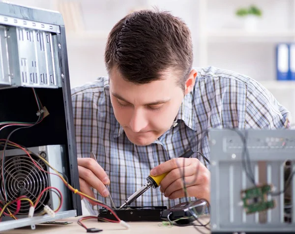 Fiatal technikus számítógép javítás a műhelyben — Stock Fotó