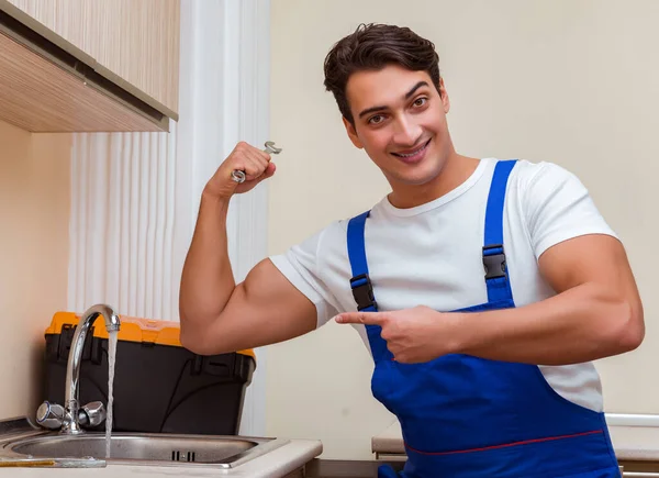 Jonge reparateur werkt in de keuken — Stockfoto