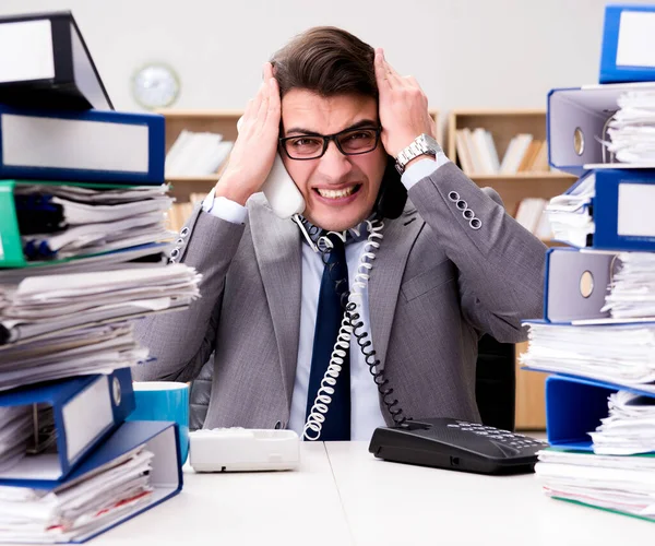 Empresário ocupado sob estresse devido ao excesso de trabalho — Fotografia de Stock