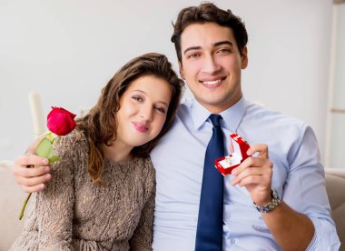 Evlilik teklifi yapan bir adamın romantik konsepti.