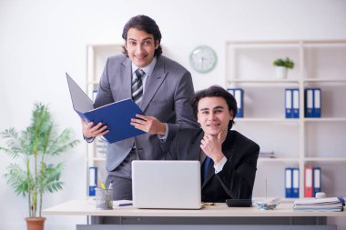 Ofiste çalışan iki genç çalışan.
