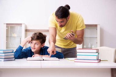 Baba oğlunun okula hazırlanmasına yardım ediyor.