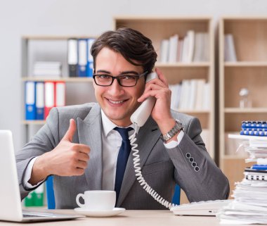 ofiste çalışan yakışıklı işadamı