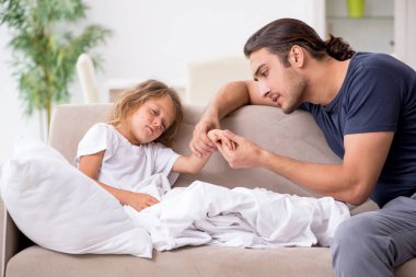 Baba hasta kızına bakıyor.