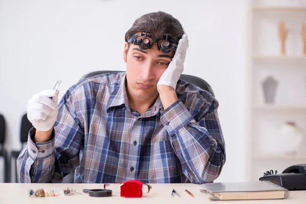 Joven joyero masculino en el taller —  Fotos de Stock