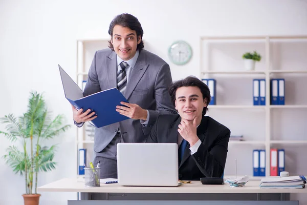 Deux jeunes employés travaillant dans le bureau — Photo