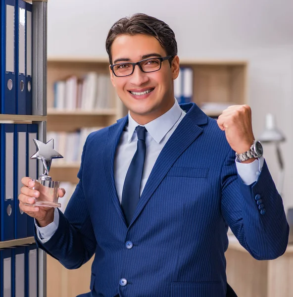 Giovane uomo in piedi accanto allo scaffale con cartelle — Foto Stock