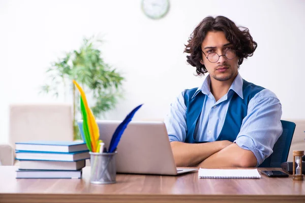 Joven escritor trabajando en su nuevo trabajo — Foto de Stock