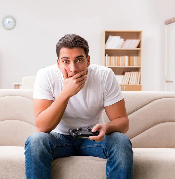 Man verslaafd aan computerspelletjes — Stockfoto