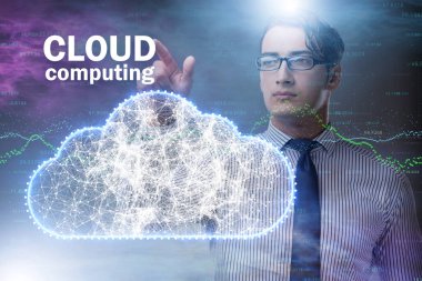 Kadın tuşlara basarken bulut hesaplama kavramı