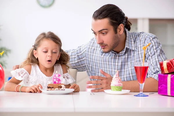 Padre celebrando cumpleaños con su hija — Foto de Stock