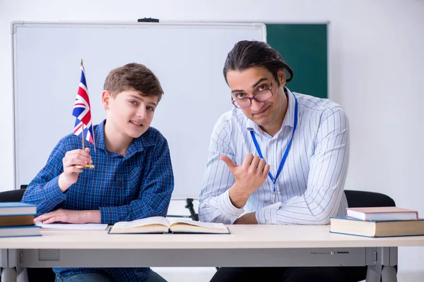 Professor e menino de inglês masculino na sala de aula — Fotografia de Stock