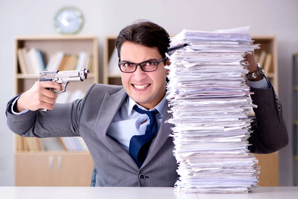 Geschäftsmann kämpft mit schwierigen Fristen — Stockfoto