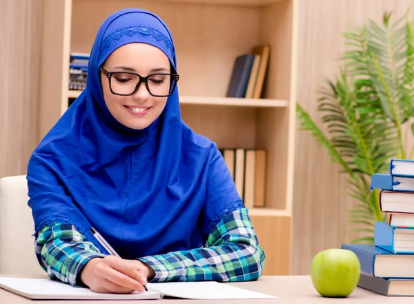 Muslimisches Mädchen bereitet sich auf Aufnahmeprüfungen vor — Stockfoto