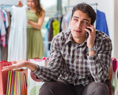 Adam, karısının dükkandan alışveriş etmesinden bıkmış.