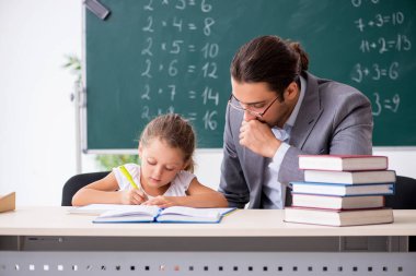 Öğretmenim ve genç kız sınıfta.