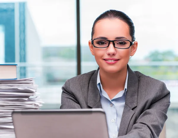 Jeune femme d'affaires travaillant dans le bureau — Photo