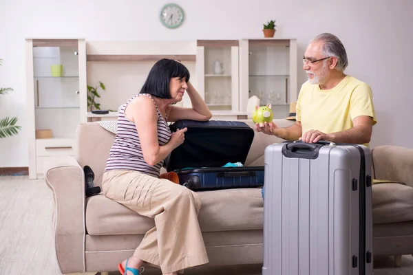 Pareja mayor preparándose para viajar de vacaciones —  Fotos de Stock