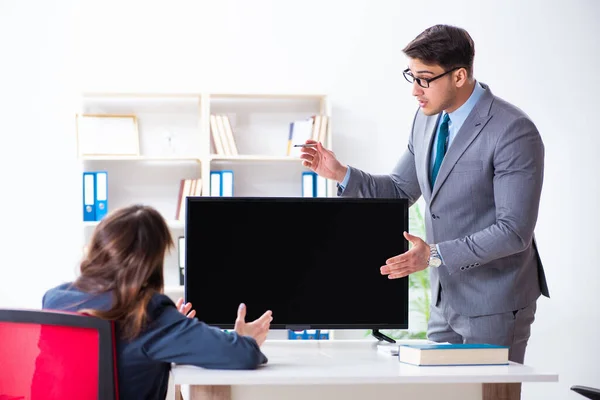 Jovem funcionário fazendo apresentação ao seu chefe feminino — Fotografia de Stock