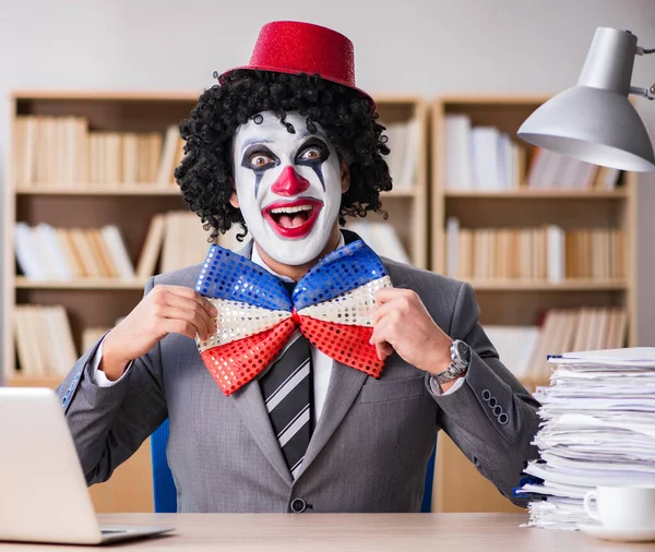 Homme d'affaires clown travaillant dans le bureau — Photo