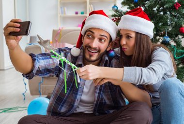Genç çift Noel 'de selfie çekiyor.