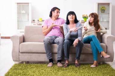 Aile sorunları konseptinde genç aile ve kayınvalide