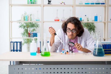 Laboratuvarda çalışan komik erkek kimyager.