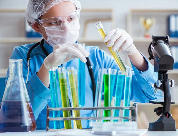 Vrouwelijke wetenschapper onderzoeker doet experimenten in het laboratorium — Stockfoto