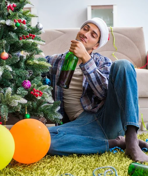 Muž má kocovinu po vánoční párty — Stock fotografie